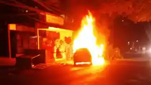 Honda-Jazz-habis-terbakar-usai-menabrak-rak-bensin-eceran-toko-kelontong.jpg