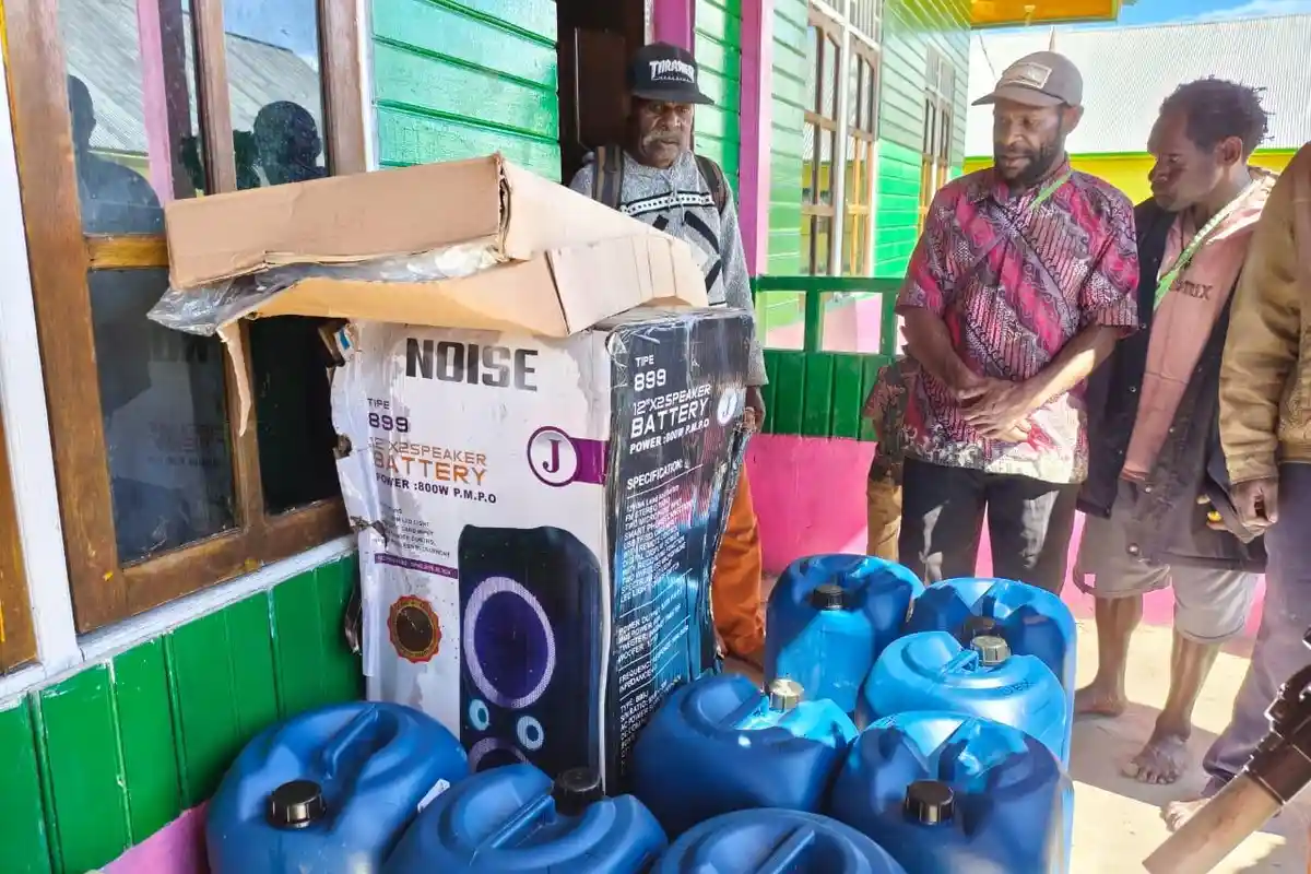 Warga Terpencil Paniai Dapat Bantuan BBM dan Alat Musik Sambut Nataru