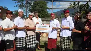 Terdampak-Bencana-Koster-Serahkan-Bantuan-Untuk-Pura-Luhur-Pucak-Tinggah.jpg