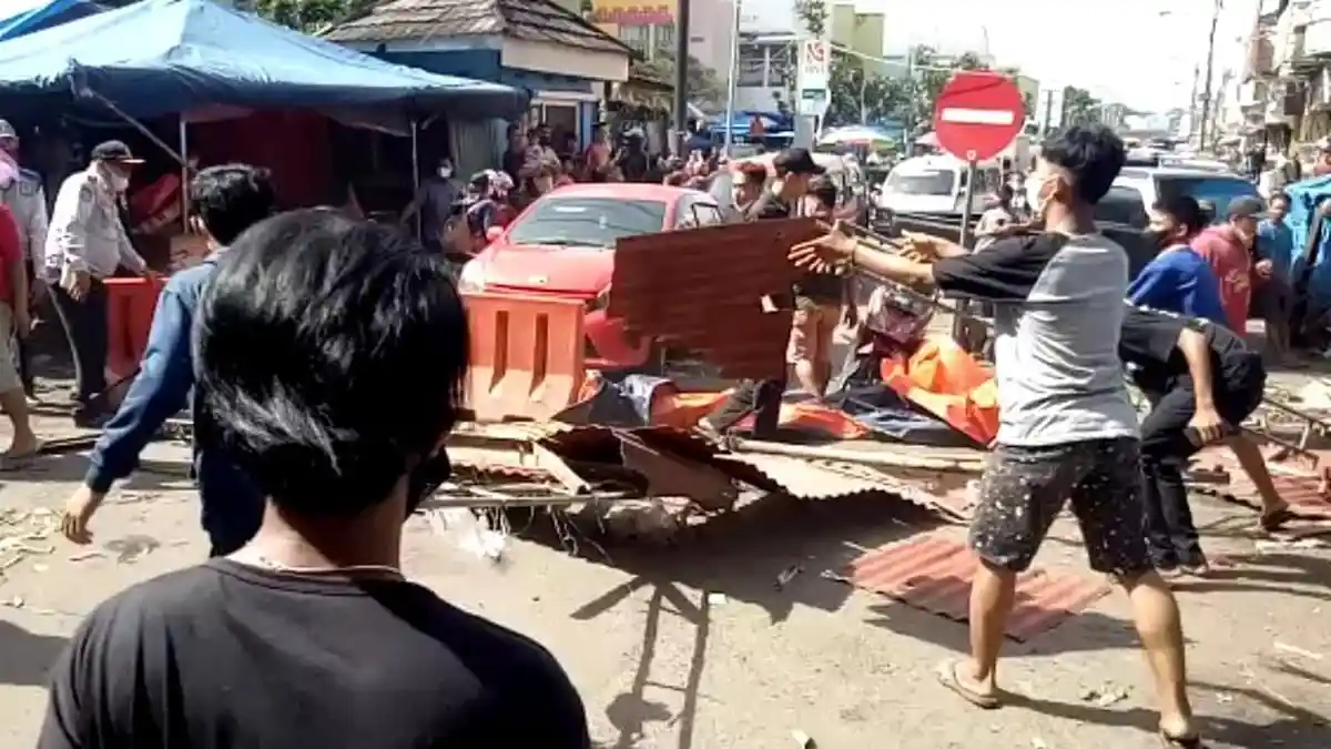 BREAKING NEWS: Pedagang Blokade Jalan, Satpol PP Batal Bongkar Lapak di Jalan Sunan Kalijaga