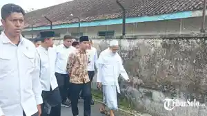 Wakil-Presiden-Wapres-RI-Gibran-Rakabuming-Raka-bersama-pendiri-Ponpes-Annajah.jpg