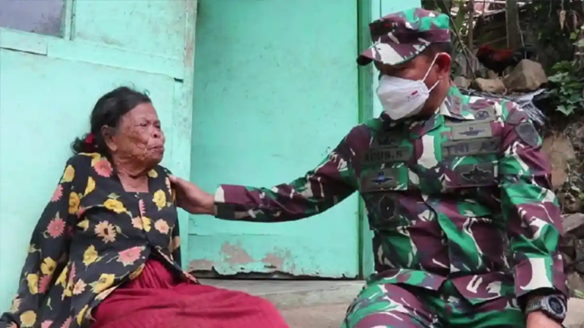 Asih, Nenek Sakit dan Sebatangkara, Menangis Saat Menerima Bantuan Sembako dari Jenderal Bintang Dua