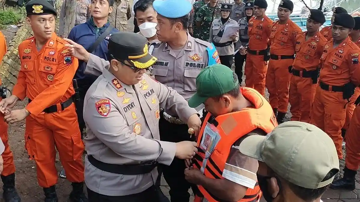 Gelar Ikan Selayar di Waduk Logung, Polres Kudus Bagikan 25 Baju Pelampung untuk Pelaku Wisata