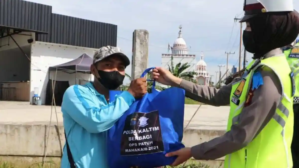 Operasi Patuh Mahakam 2021, Ditlantas Polda Kaltim Berbagi Paket Bansos