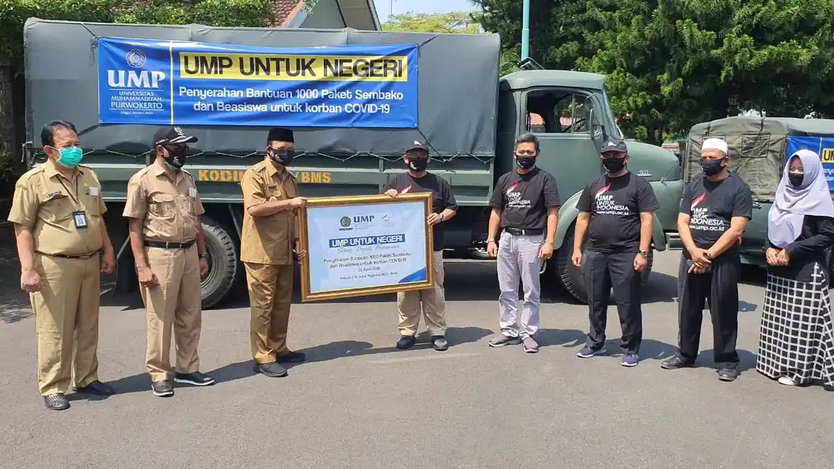 UMP Purwokerto Kembali Serahkan Bantuan Paket Sembako bagi Pemkab Banyumas