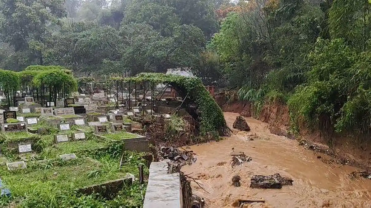 Makam di TMP Cikutra Bandung Ambles, 20 Makam Terdampak dan Dua Jenazah ''Keluar''