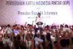Presiden Bagikan Kartu Indonesia Pintar