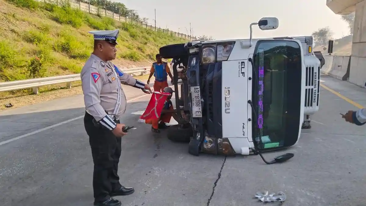 Hindari Mobil Mengerem Mendadak, Truk Terguling di Tol Surabaya-Mojokerto