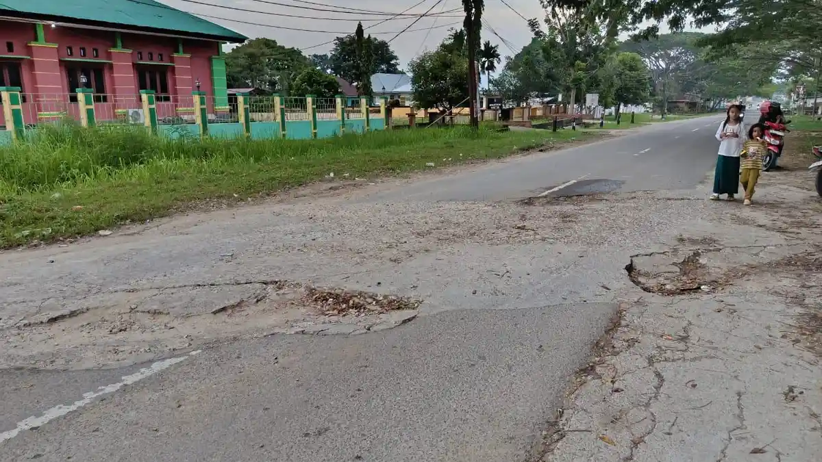 Warga Sebut Jalan Rusak di Pusat Perkantoran Bula, Ganggu Aktivitas dan Ancam Keselamatan