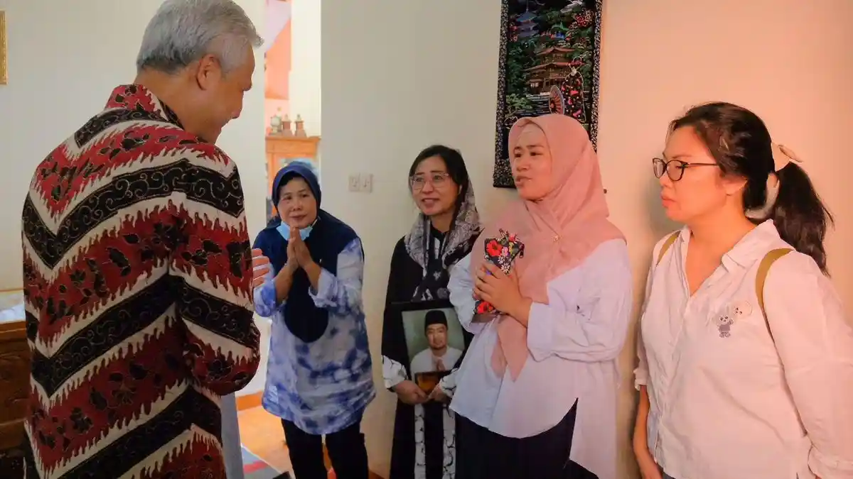 Ganjar Melayat ke Rumah Duka Korban Kecelakaan Lift di Gedung E Pemprov Jateng: Kami Berduka