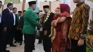 Prof-Basri-Modding-almamater-hijau-saat-menyalami-Prof-Sufirman-Rahman-jas-hitam.jpg