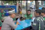 Moment-Operasi-Zebra-Musi-2025-Polantas-Ajak-Ngopi-Ojol-Sambil-Dengarkan-Keluh-Kesah.jpg