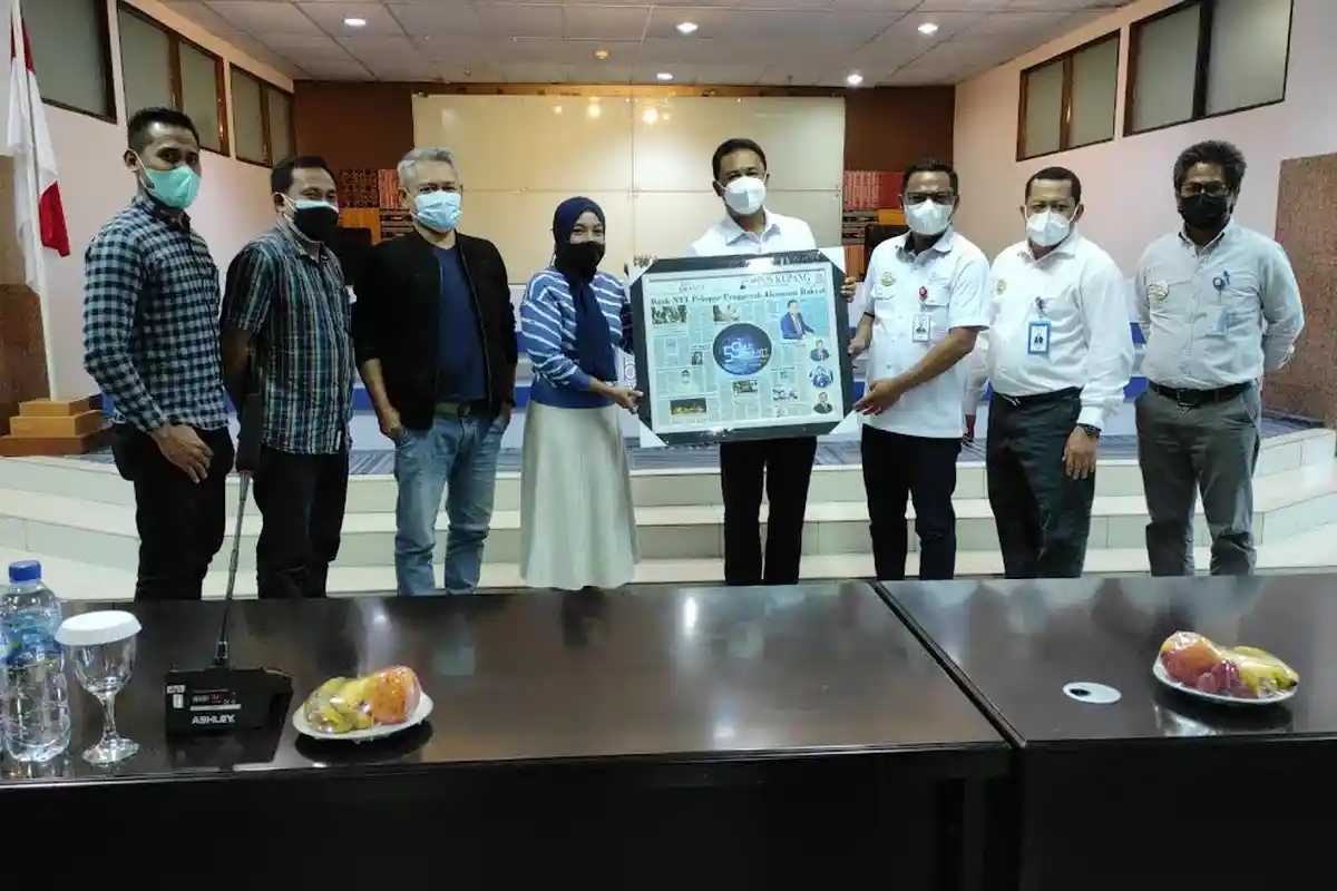 Kunjungan Manajemen Pos Kupang ke Bank NTT, Riwu Kaho : Kita Kembangkan Potensi Desa Binaan 