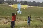 tradisi-main-layang-layang-usai-panen-padi-di-aceh_20201017_151047.jpg