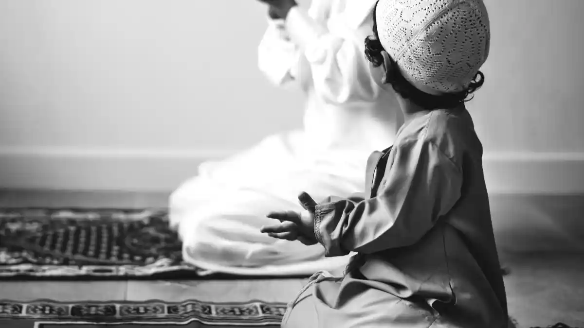 Jika Diajak Bicara Seseorang saat Sholat, Apa yang Harus Dilakukan?