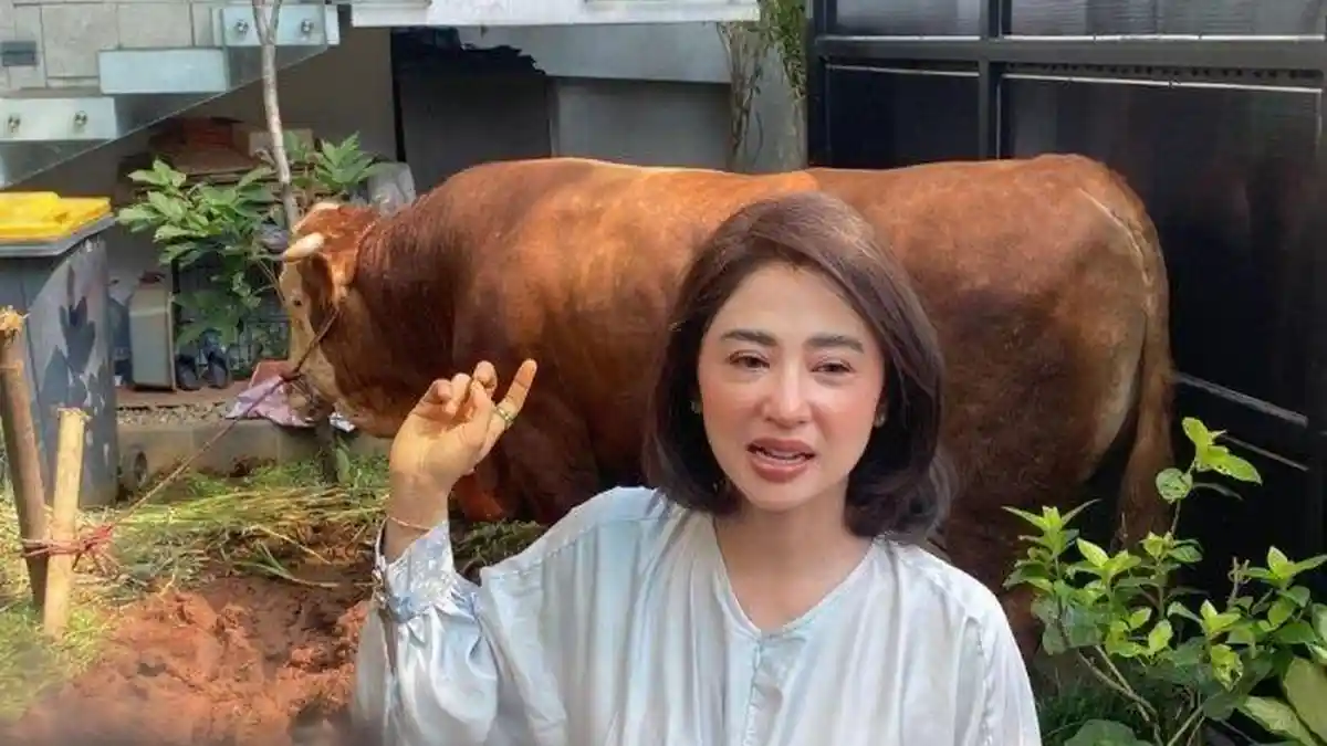 Dewi Perssik Potong Hewan Kurban di Rumah Sendiri, Pengalaman Ribut Tahun Lalu