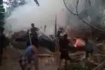 Petugas-dibantu-warga-memadamkan-api-yang-melumat-kandang-di-Tlatah-Wetan.jpg