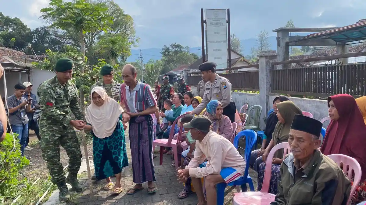 6 Hari Pasca Bentrok TNI dan Warga Desa Kaligedang, Yonif 514 Bondowoso Gelar Baksos