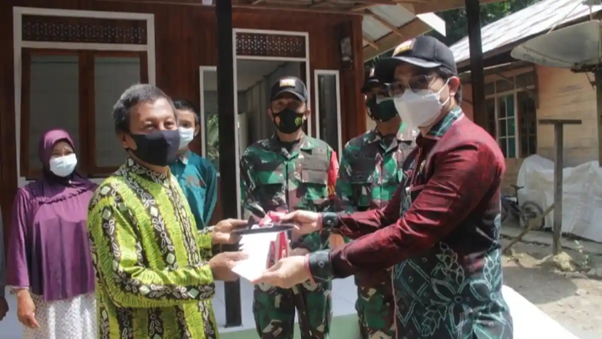 Serahkan Kunci Rumah Hasil Program TMMD, Bupati HST Berharap Keluarga Rusdi Hidup Lebih Nyaman
