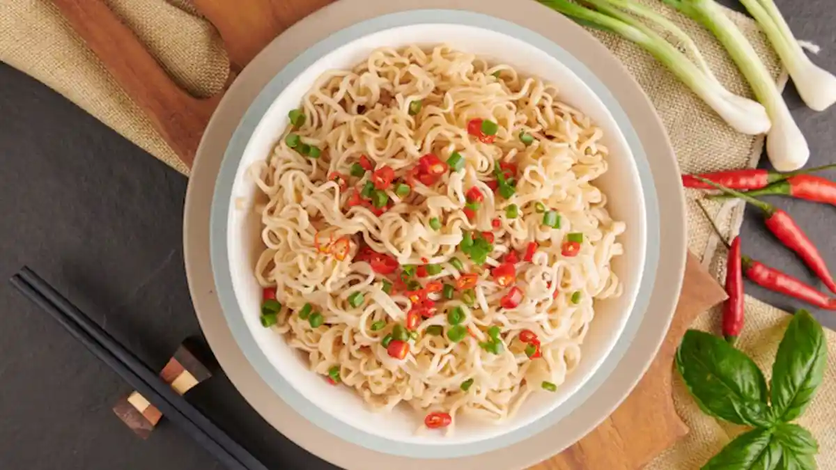 3 Kreasi Menu Sahur Sehat dengan Mi Instan, Manfaatkan Daun Selada, Begini Cara Membuatnya
