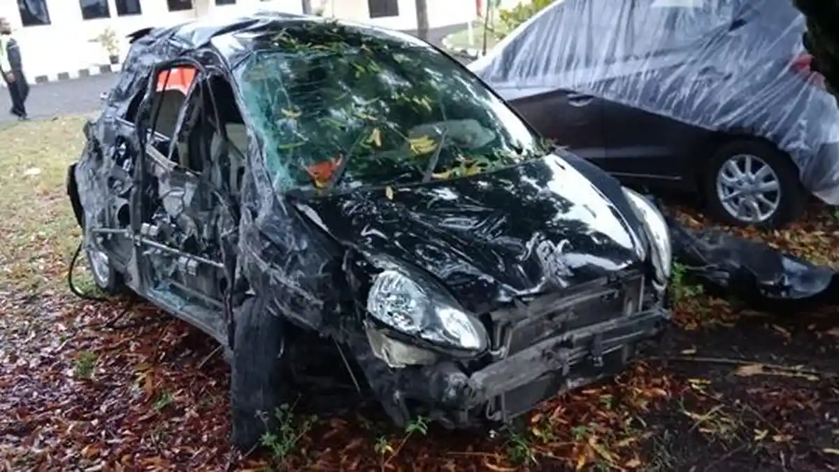 Kecelakaan di Ringroad Utara Sleman, Mobil Honda Brio Oleng Lalu Menghantam Bus dan Innova