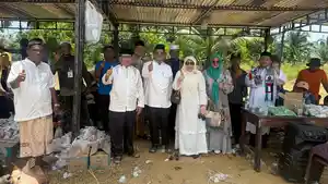 Bupati-Aceh-Singkil-Safriadi-Oyon-bersama-keluarga-saat-saksiskan-kurban-Kamis-2752026.jpg