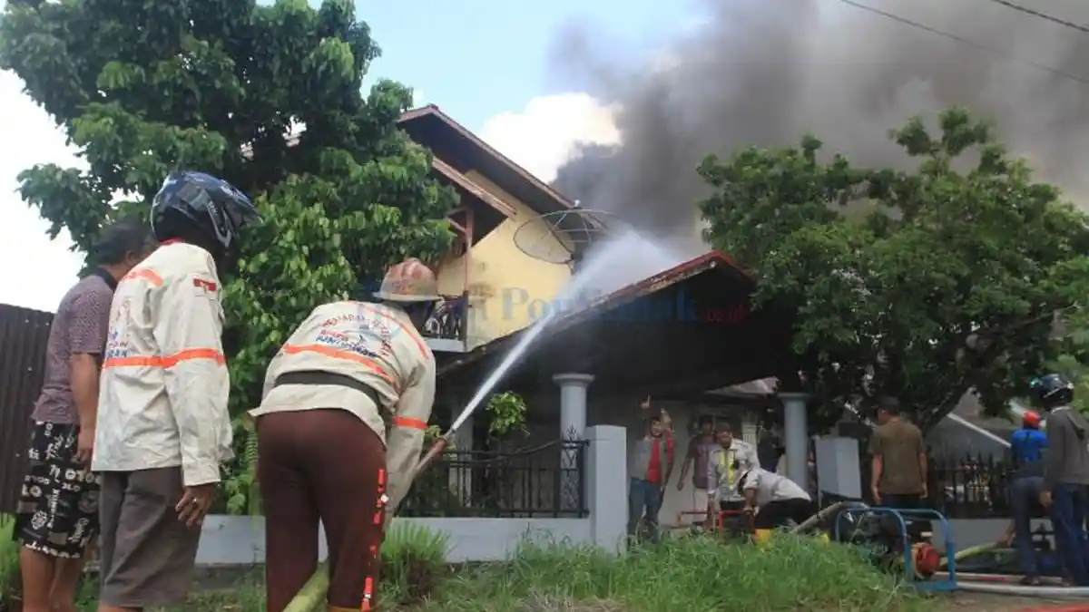Kebakaran Rumah Warga di Jalan Kutilang  Pontianak, Petugas Berjibaku Padamkan Api - kebakaran-di-jalan-kutilang-2.jpg