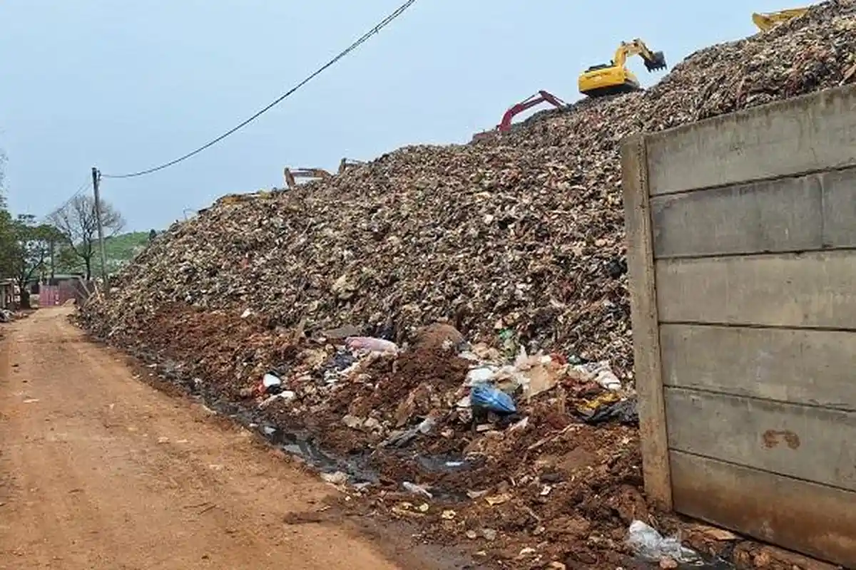 Miris! Dinding TPA Burangkeng Bekasi Roboh, Akibatkan Air Limbah Berceceran ke Rumah Warga