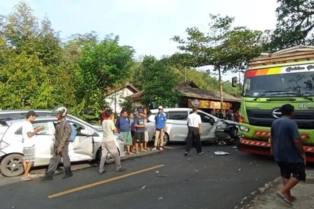 Kecelakaan Beruntun di Banyumas, 1 Truk Senggol 3 Mobil Pribadi hingga Bikin Penyok