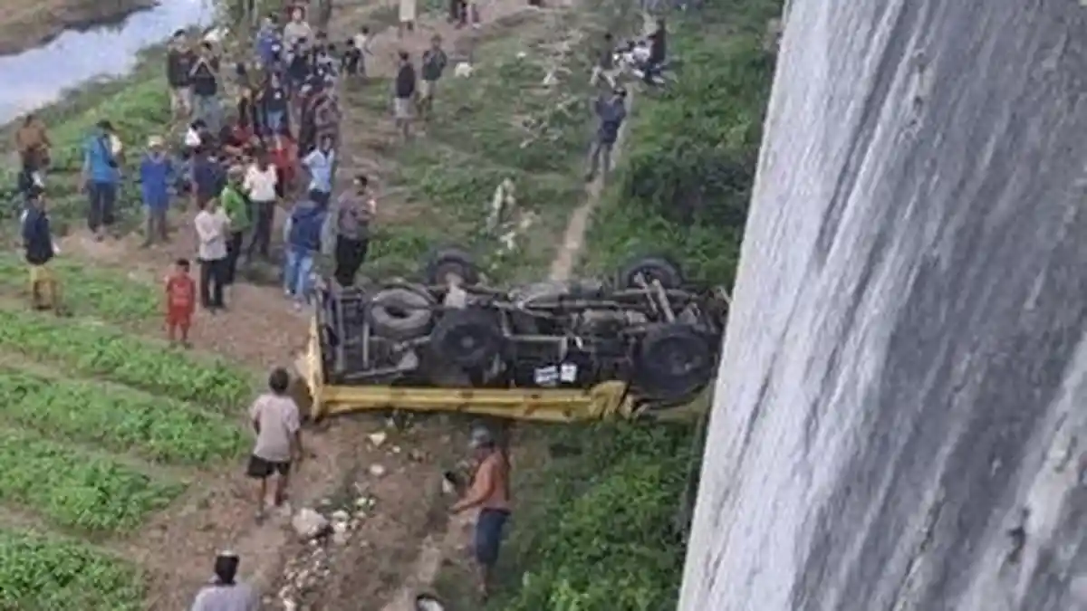 Truk Terjun Bebas dari Jalan Tol Cilincing-Cibitung Bekasi, Dua Orang Dilarikan ke Rumah Sakit
