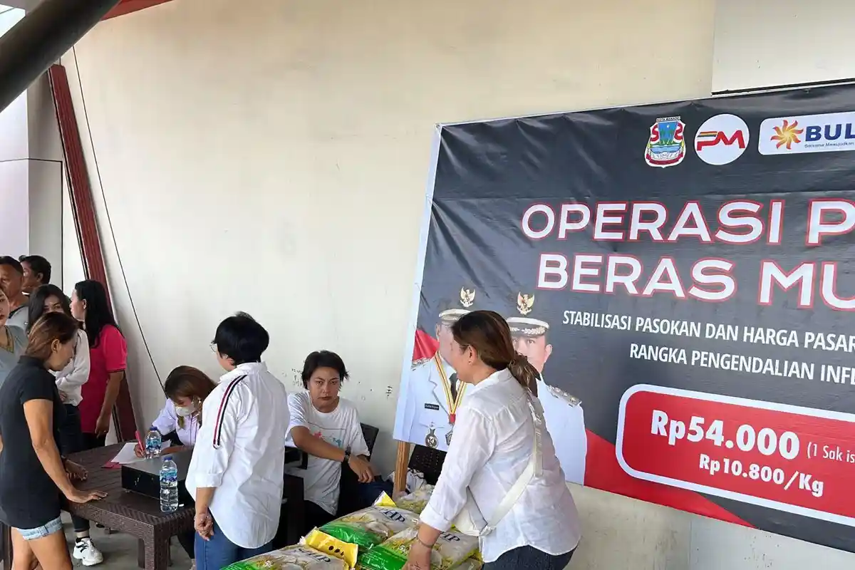Kendalikan Inflasi, PD Pasar Manado Bekerja Sama dengan Perum Bulog Gelar Operasi Pasar Murah  