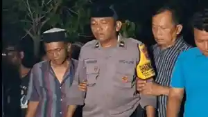 PEMBUNUHAN-SATU-KELUARGA-Momen-Aipda-Iswandi-di-pemakaman-Rabu-26112025.jpg