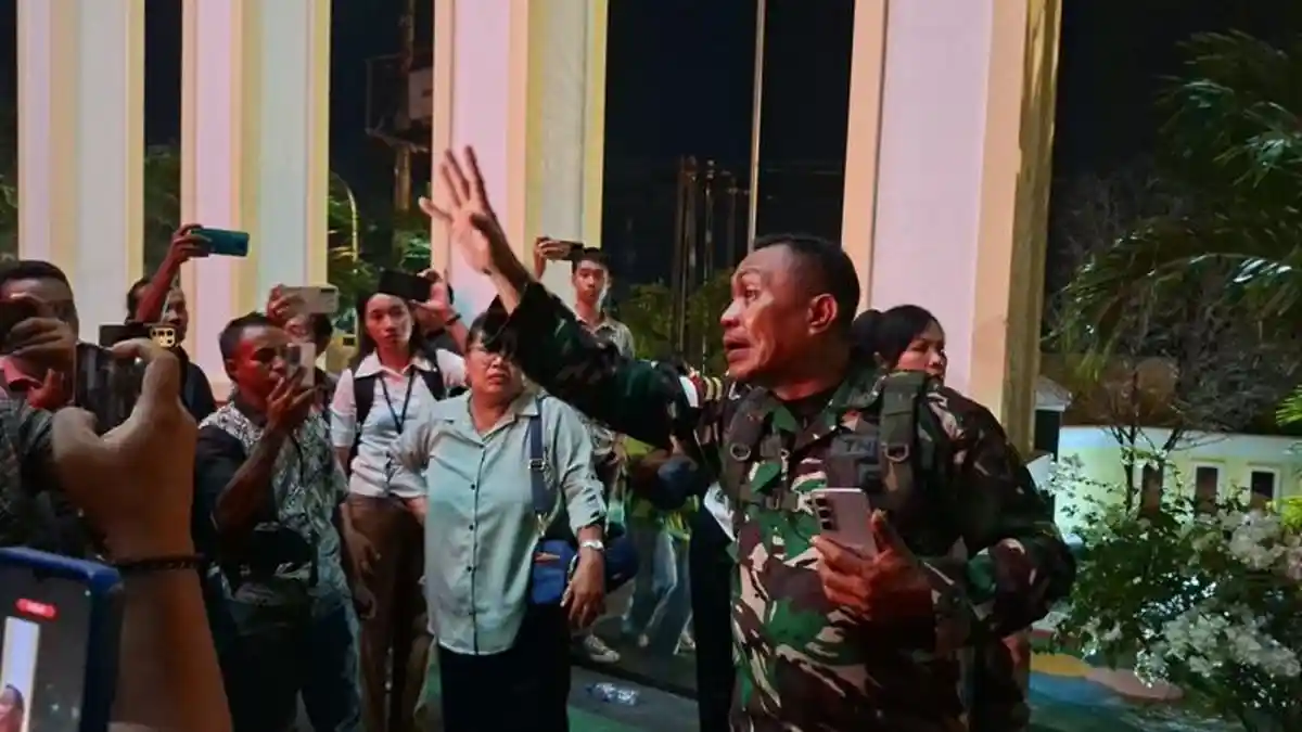 Orang Tua Prada Lucky Desak Danton Letda Roni Setiawan dan Pratu Petrus ...