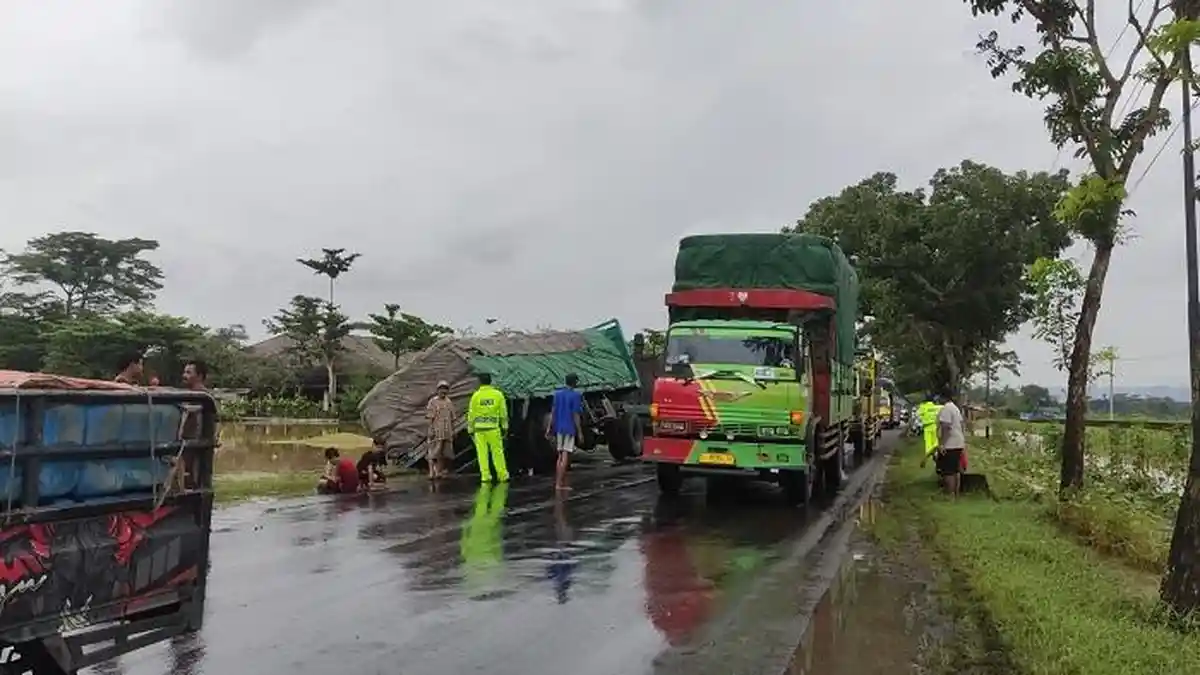 Banjir Sempat Genangi Jalur Selatan Ruas Banyumas, Sopir Truk Terjebak Macet hingga 6 Jam