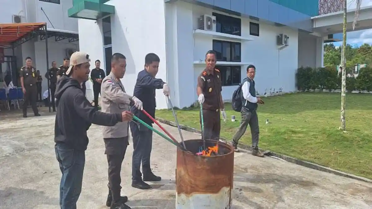 Kejari Bintan Musnahkan BB Dari Kasus Narkoba hingga Pencabulan, Ada yang Dibakar