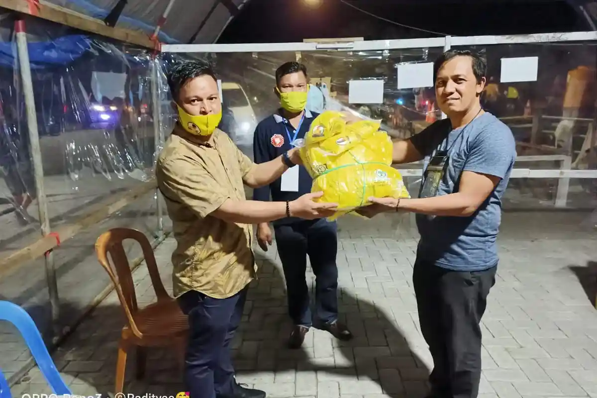 Sulhan Serahkan APD dan Masker di Pos Perbatasan Bolmong - Minsel