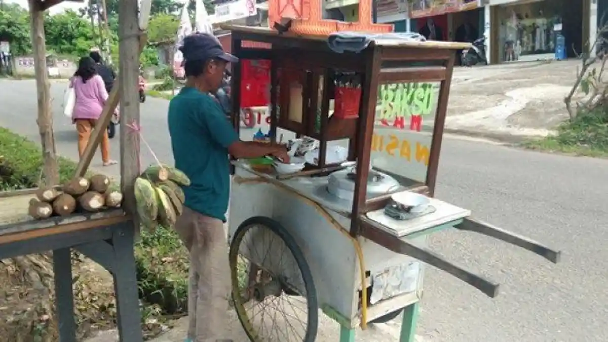 Tampang Pria Bermobil yang Tendang Tukang Bakso Keliling hingga Terpental: Bergaya Preman