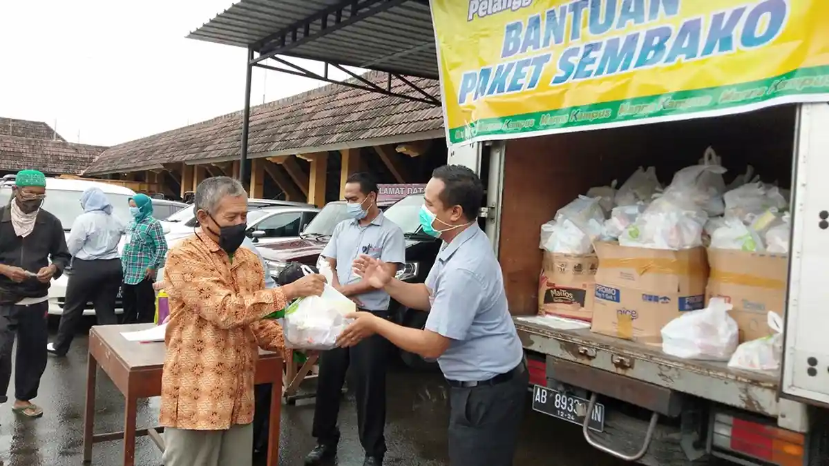 Mirota Kampus Bagikan 1.116 Paket Sembako dari Donasi Pelanggan