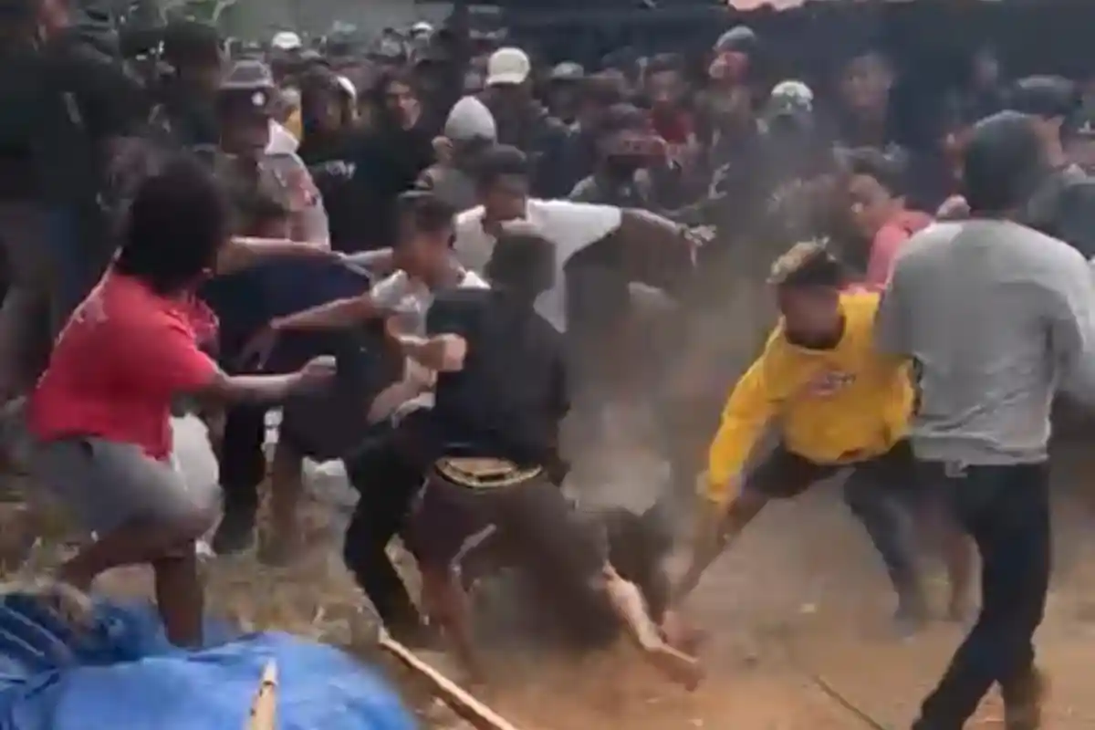 BERITA TERPOPULER JATIM: Konser Dangdut Berujung Ricuh - DPD PKS Lamongan Gelar Demo Secara Santun