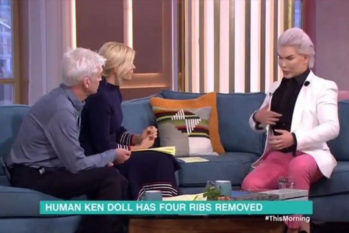 Ada-ada Saja, Pria Ini Rela Hilangkan 4 Tulang Rusuknya Demi Pakai Blazer Idaman