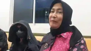 Kepala-DPPKBP3A-Kabupaten-Cirebon-Eni-Suhaeni-bersama-korban.jpg