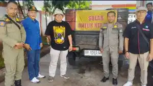 Petugas-Satpol-PP-dan-DKPP-Tala-melakukan-pengawalan-distribusi-solar-nelayan.jpg