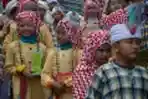 Pawai Berbagai Kostum Warga Peringati Maulid Nabi