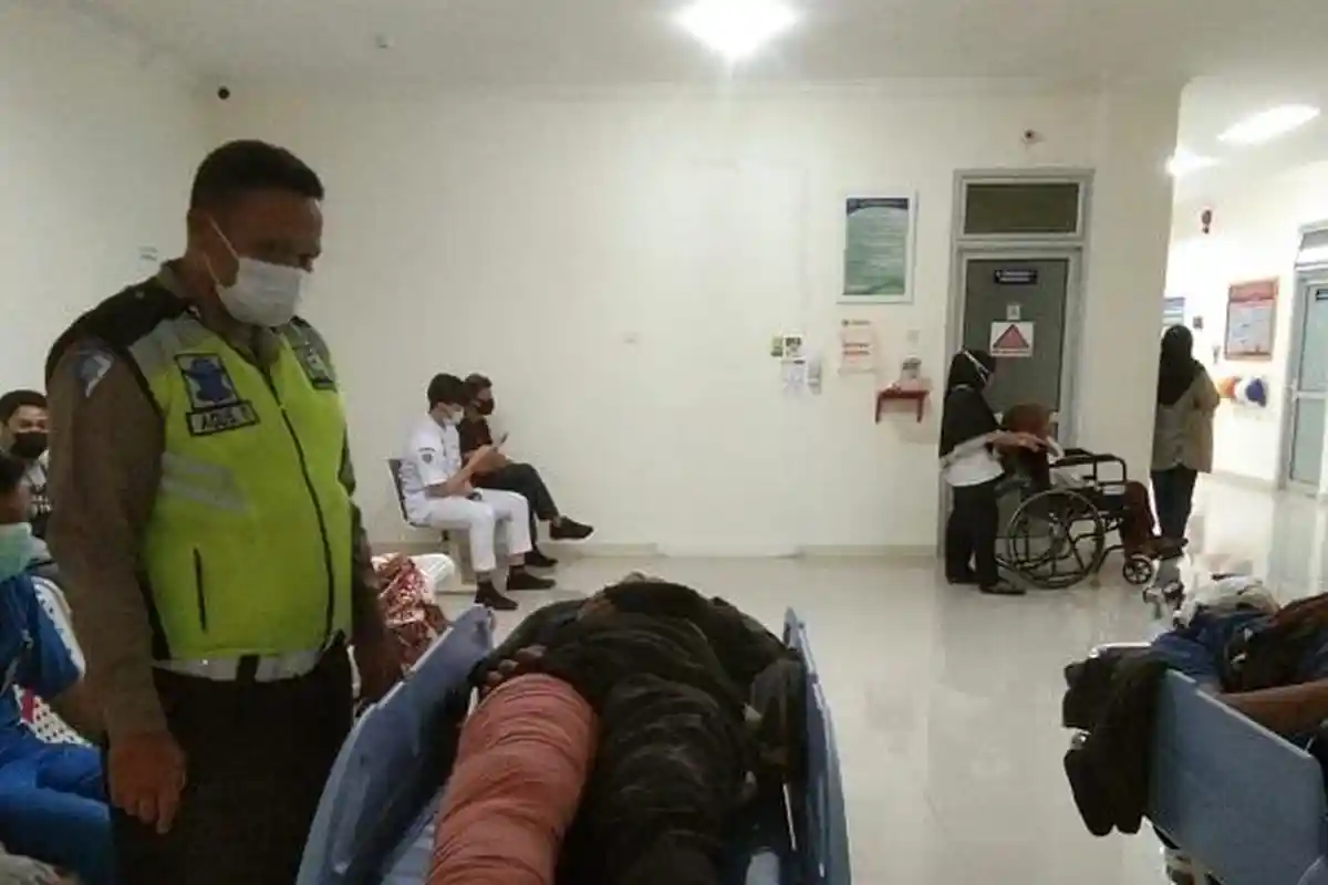 Tabrakan di Depan SMK Ma'arif Ajibarang Banyumas: Pengendara Motor Dilarikan ke RS, Sopir Truk Kabur