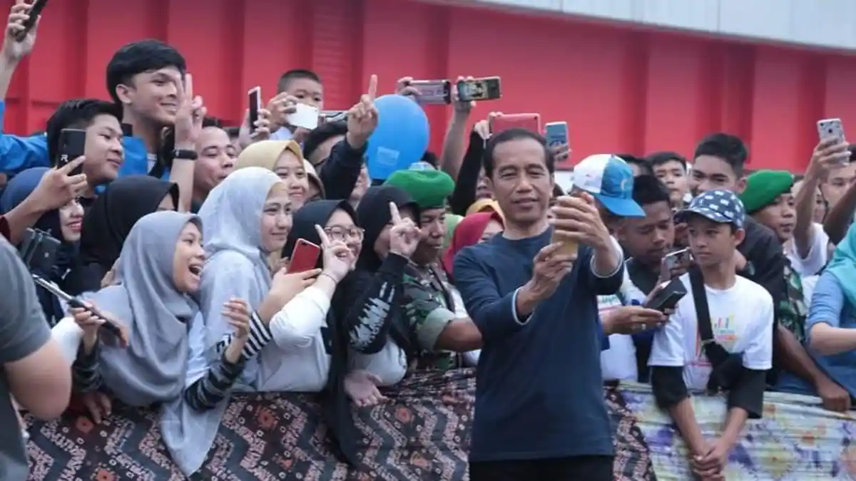 Jalan Kaki di Jembatan Ampera, Jokowi Selfie Bareng Warga