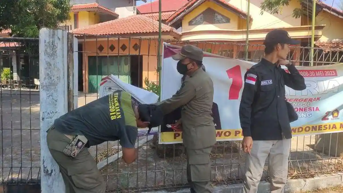 Sejumlah Baliho dan Poster APS yang Melanggar Diturunkan Bawaslu dan Satpol PP Kota Cirebon 