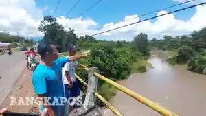 20220317-wisnu-menunjukkan-lokasi-penemuan-mayat-di-sekitar-jembatan-sungai-aiksembuluk.jpg