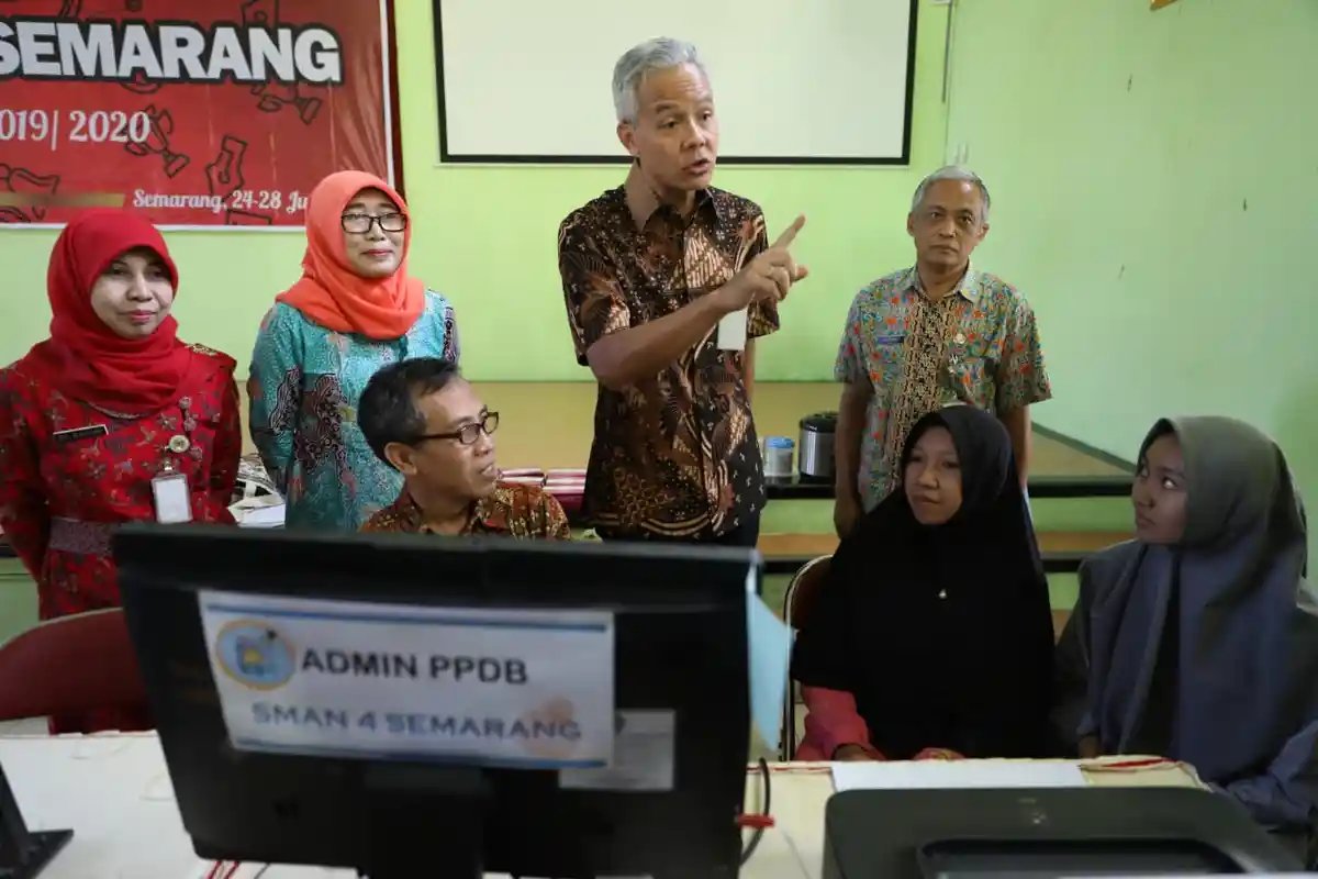 Sejumlah Wali Murid Marah di SMAN 4 Semarang Protes Sistem Zonasi, Tepat saat Gubernur Ganjar Datang