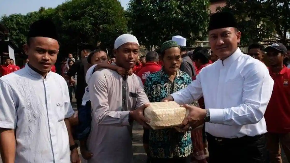 Pembagian Daging Kurban di Tangerang Kini Gunakan Wadah Besek Bambu