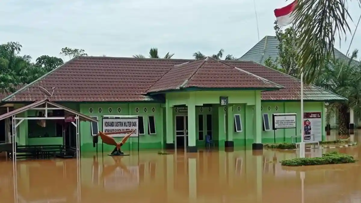 Dua Koramil di Lubuklinggau Sumsel Terendam, Anggota TNI Tetap Bantu ...